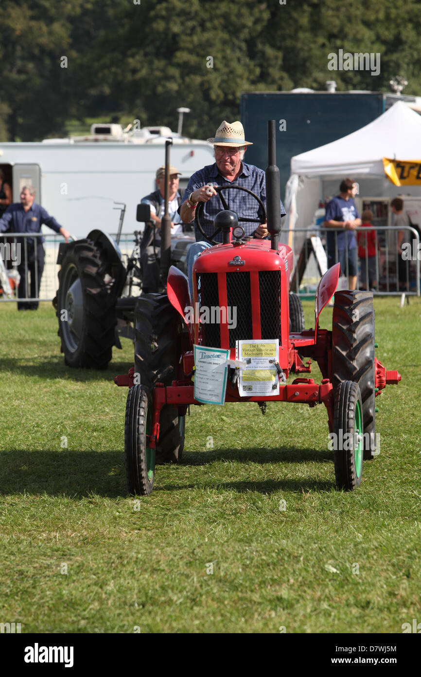 Oldtimer Traktoren auf einer Kundgebung in Derbyshire, Großbritannien Stockfoto