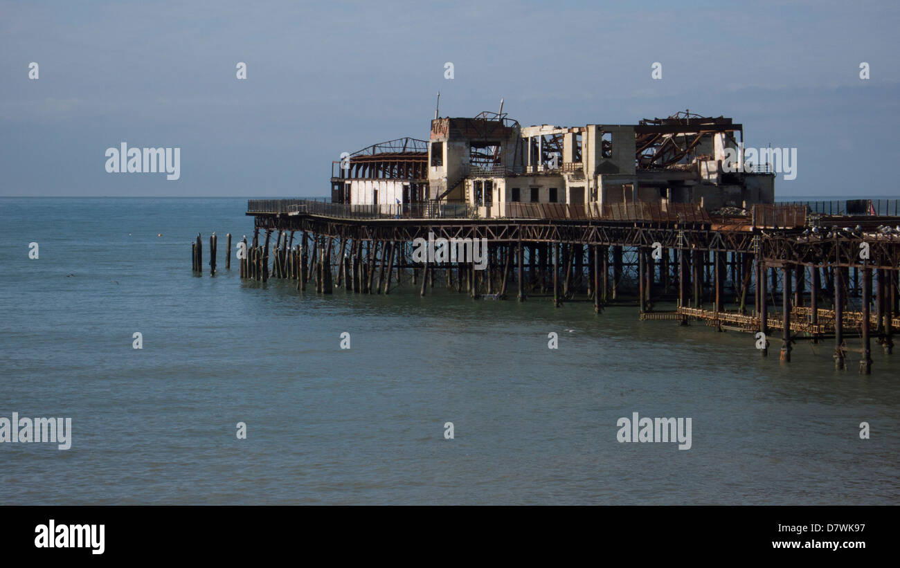 Verlassener ausgebrannt Pier, Hastings, UK Stockfoto
