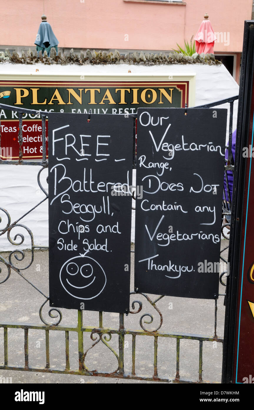 Lustige Zeichen vor einem Pub in Polperro Cornwall England UK GB Stockfoto