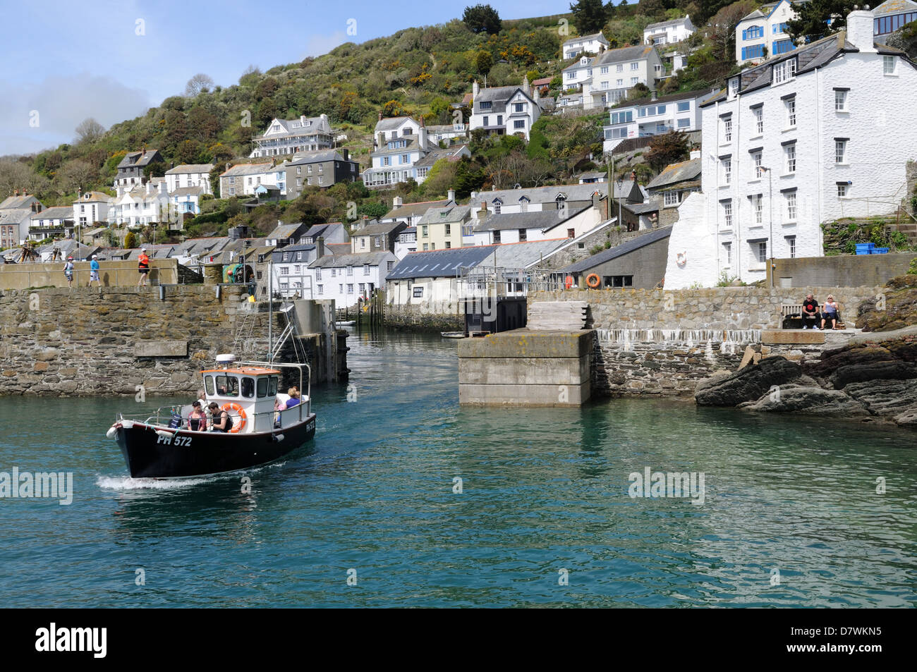 Touristenboot Polperro Hafen Cornwall England verlassen Stockfoto