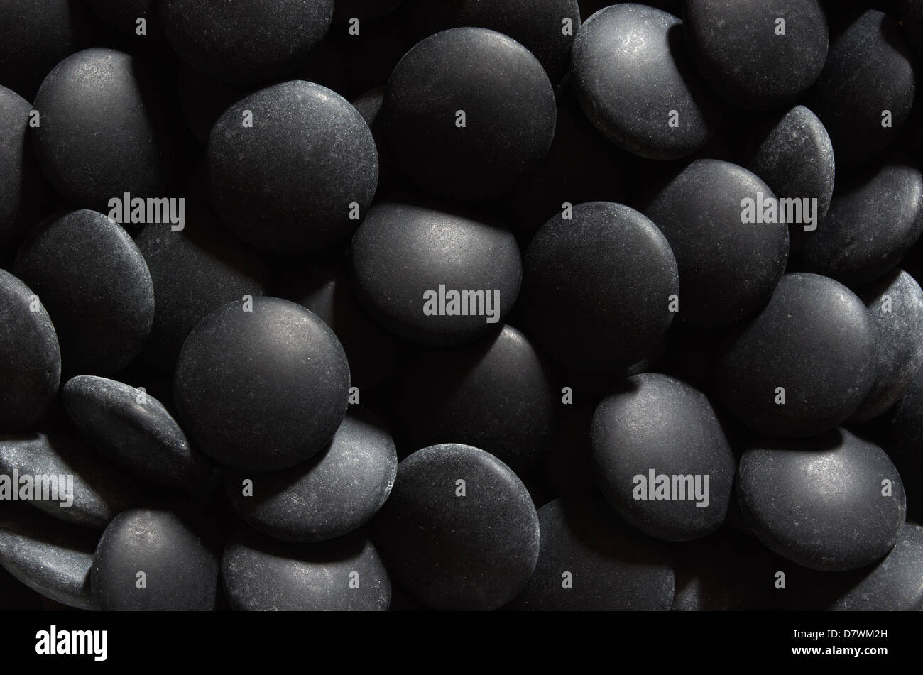 Ein Haufen von schwarzen Steinen, verwendet in der traditionellen chinesischen Strategie Spiel gehen. Stockfoto