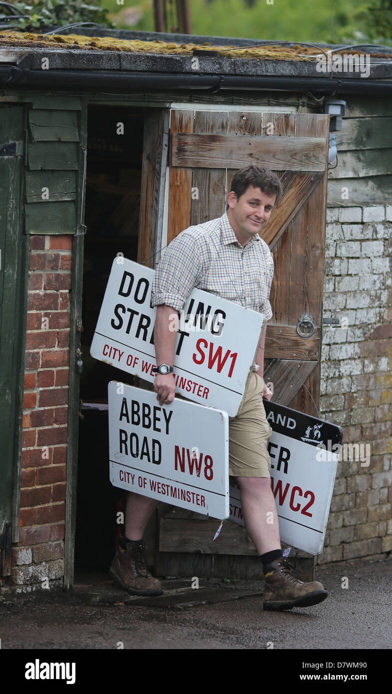 Rupert Van der Werff Sommer Ort Auktionen mit London Straße Zeichen, die versteigert werden. Stockfoto