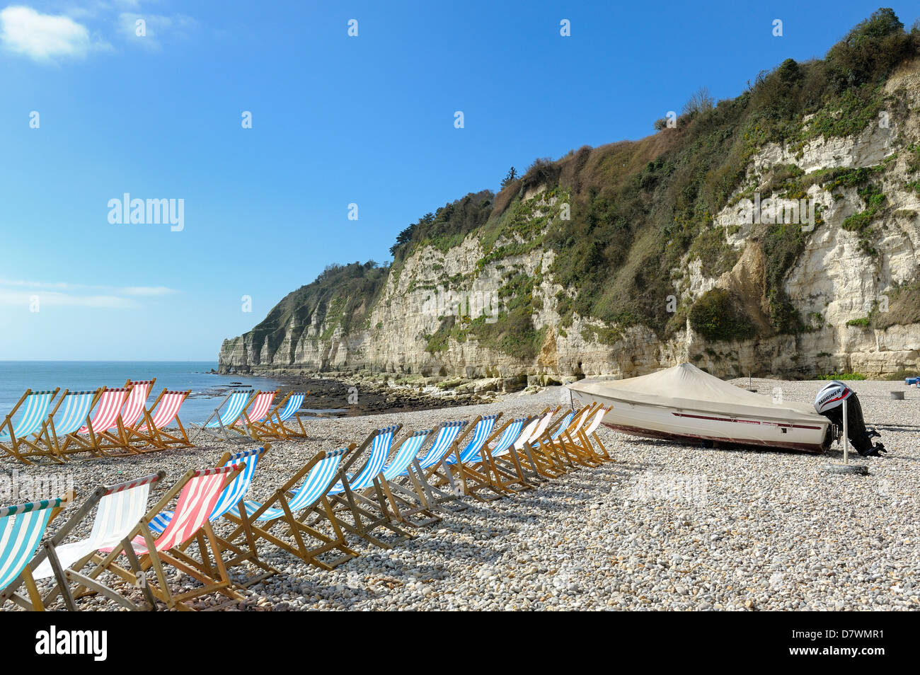 Leere Liegestühle Bier Devon uk Stockfoto