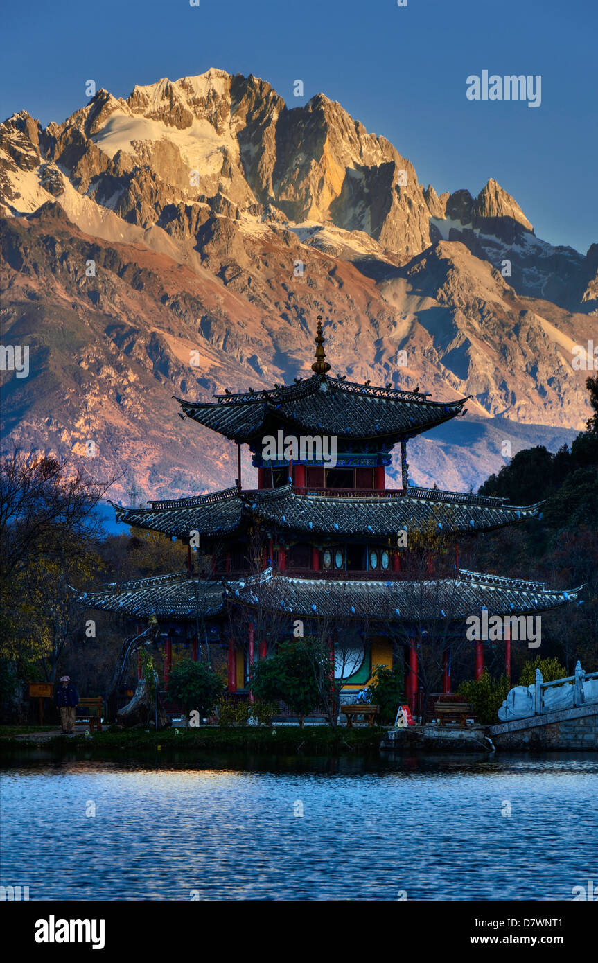 Black Dragon Pool Park, Lijiang, Yunnan, China, Ming-Dynastie Pagode. Stockfoto