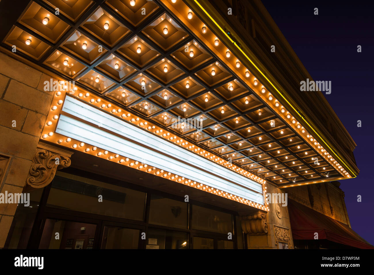 Leere Festzelt am alten Kino in der Nacht Stockfoto