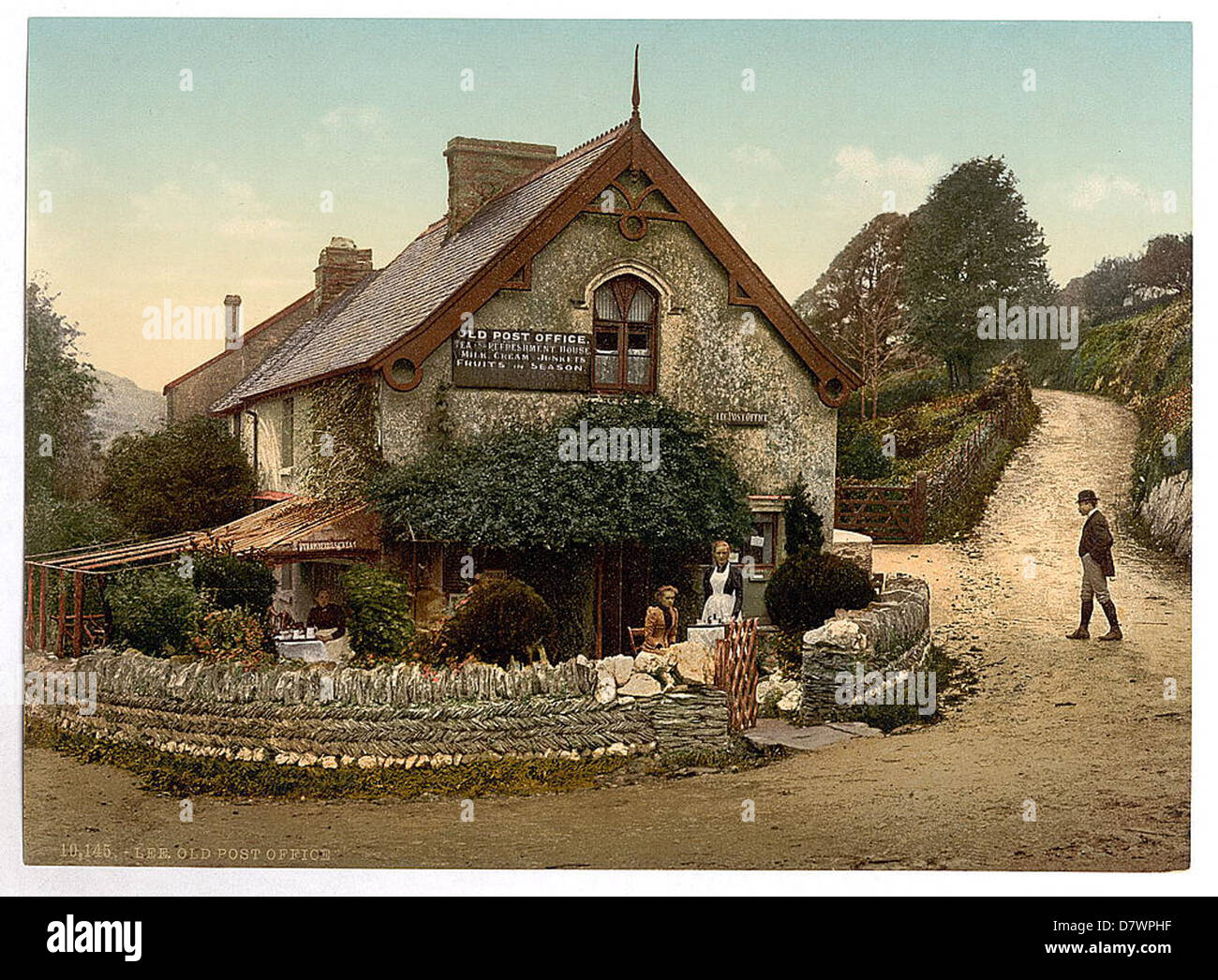 Dieses Bild zeigt das Old Post Office in Lee, Devon, England, ein bemerkenswertes historisches Gebäude, das in der Library of Congress Archive erhalten ist. Das Gebäude wurde historisch als Postamt und Teehaus genutzt und repräsentiert eine Mischung aus britischer Architektur- und Sozialgeschichte. Stockfoto