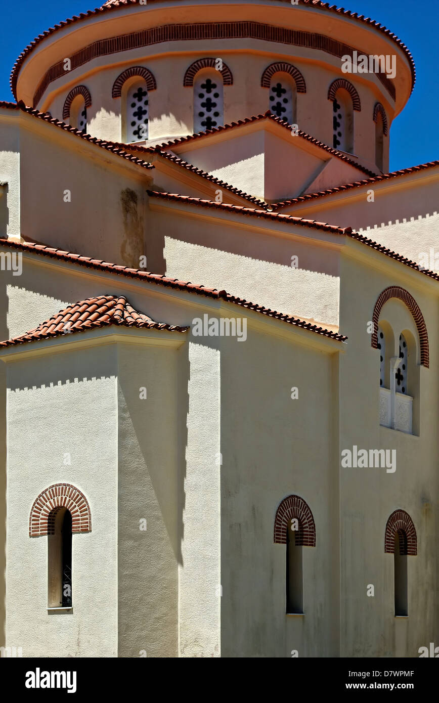 Traditionelle Architektur der orthodoxen Kirche an sonnigen Sommertag. Stockfoto
