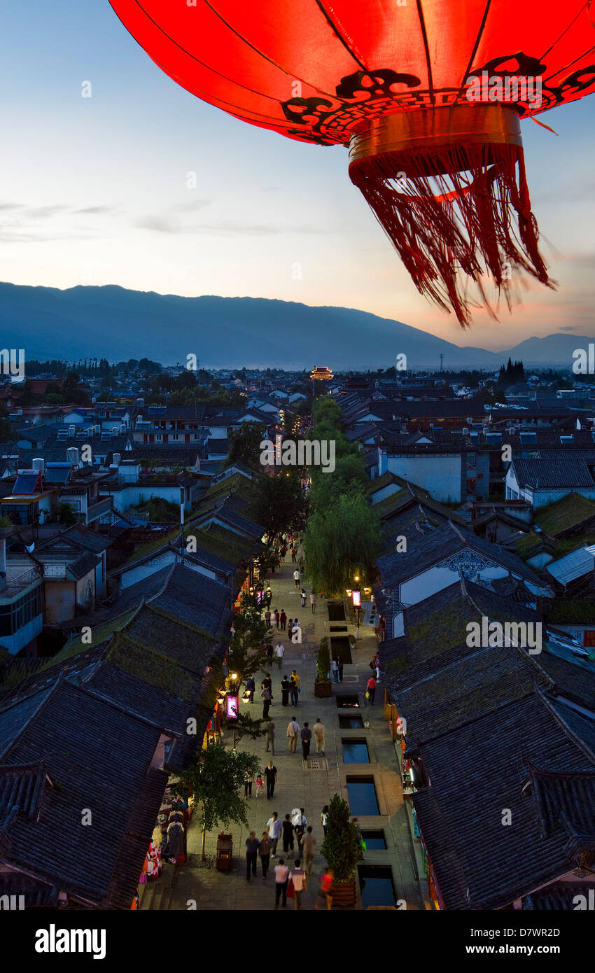 Zeigen Sie nach unten Fuxing Lu von Wu Hua Lou Turm, Abend, Dali Altstadt (Dali Gu Chang an) Stockfoto