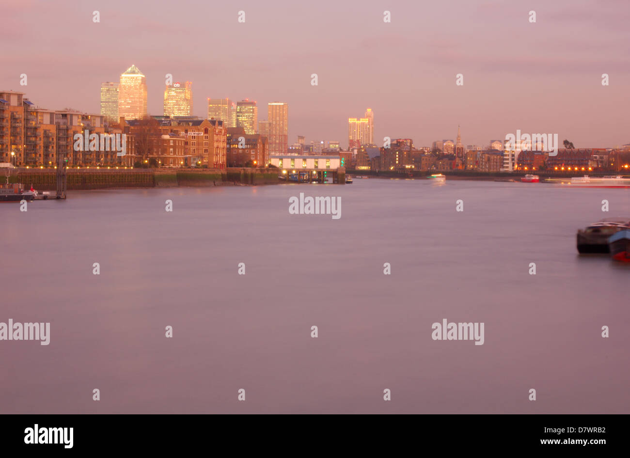 Dockland Skyline in der Abenddämmerung, London, England Stockfoto