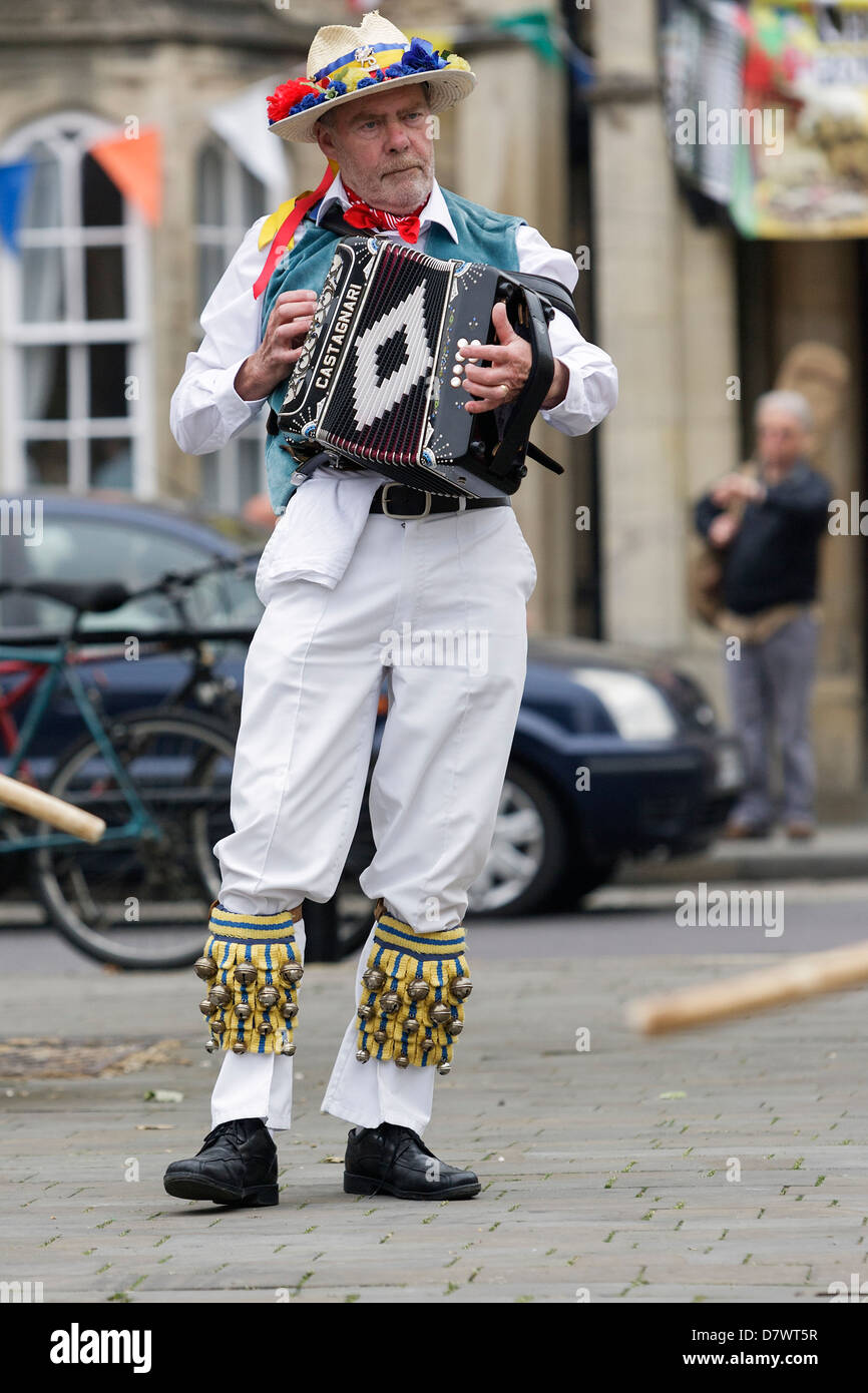 Ein Musiker spielt ein Akkordeon führt am Tag Eröffnung des 2012 Folk Festival, Chippenham, Wiltshire, Großbritannien Stockfoto