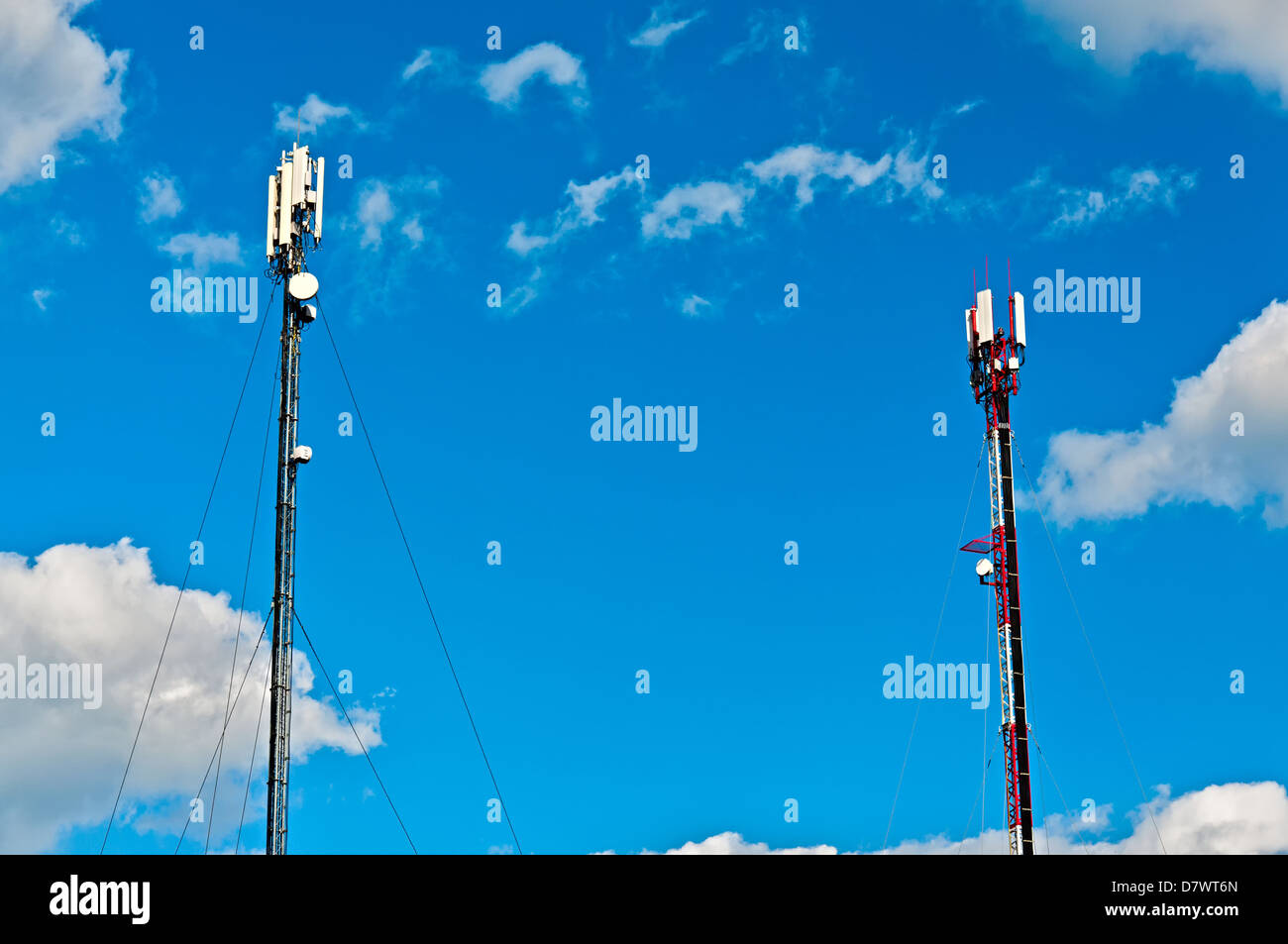 Zwei Mobilfunkmasten über blauen Himmelshintergrund. Horizontale Ansicht Stockfoto