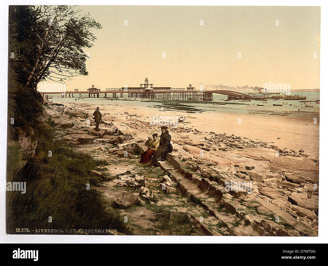 Dieses historische Bild zeigt den New Brighton Pier in Liverpool, England, und zeigt das berühmte Gebäude in einer Zeit, als es ein beliebtes Reiseziel für Besucher war. Das Foto, das von der Library of Congress aufbewahrt wird, erfasst die architektonische und soziale Bedeutung des Piers in der Vergangenheit. Stockfoto