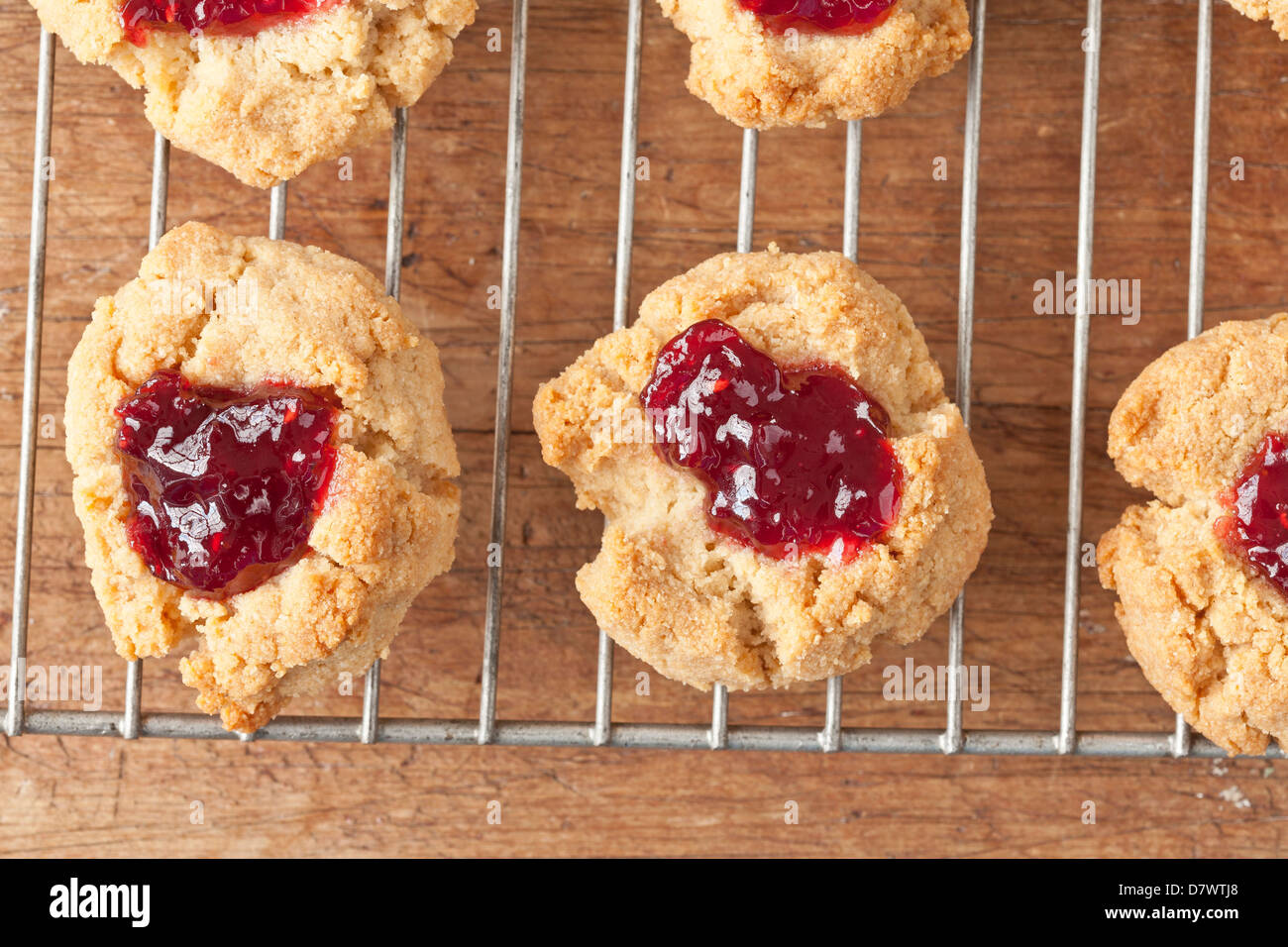 Glutenfreie Mandel Mehl Cookies auf einen Backrost abkühlen Stockfoto