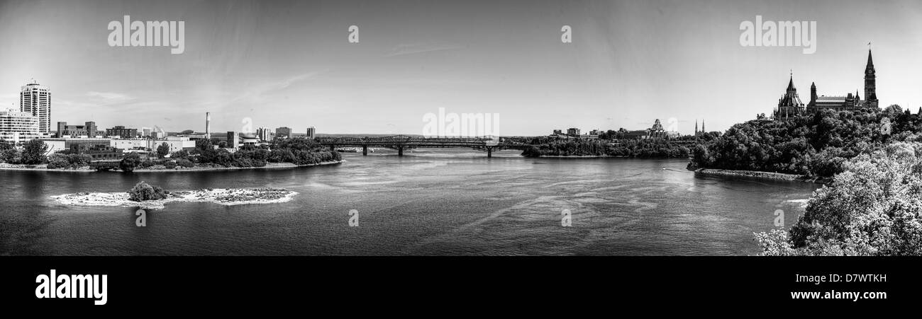 Ein Blick über den Ottawa-Fluss unter anderem das Parlamentsgebäude. Schwarz / weiß Stockfoto
