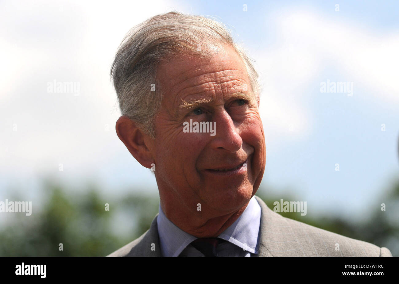 Prince Of Wales Prinz Charles besucht ein Öko-Dorf namens EcoDysgu in Bridgend, South Wales. Stockfoto