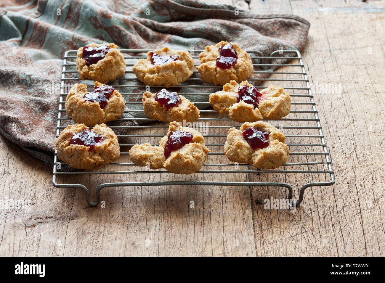 Glutenfreie Mandel Mehl Cookies auf einen Backrost abkühlen Stockfoto