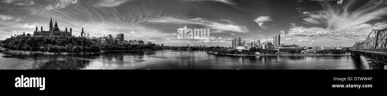 Ein Blick über den Ottawa-Fluss unter anderem das Parlamentsgebäude. Schwarz / weiß Stockfoto