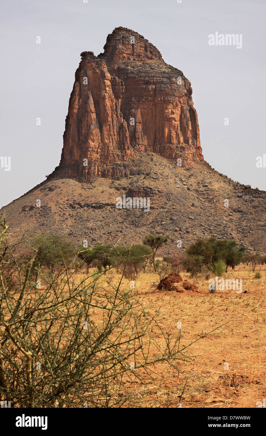 Verwitterter Sandstein Strebepfeiler und Böschungen in der Nähe von Village of Bone, zentrale Mali Stockfoto