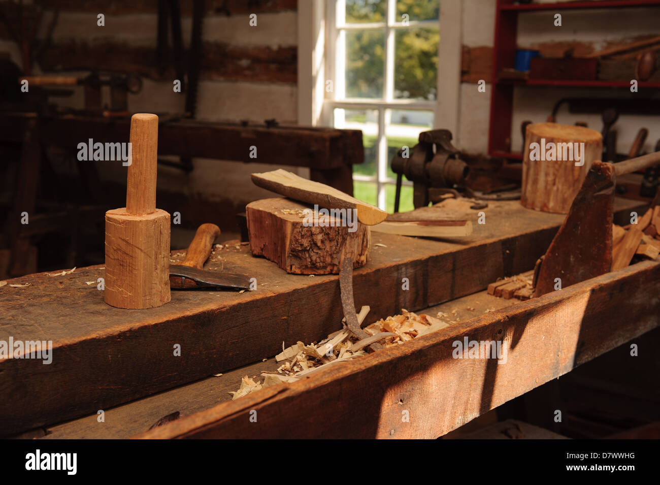 Foto eines Zimmermannes Werkbank, einschließlich der Werkzeuge und Materialien. Stockfoto