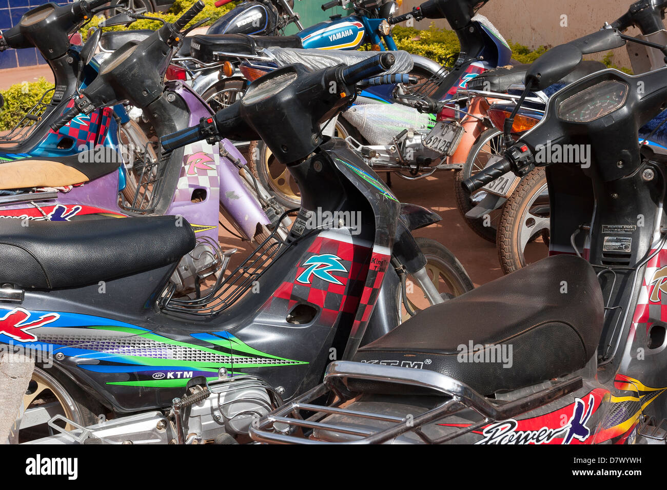 Nahaufnahme von Motorrädern, einem traditionellen malischen Transportmittel Stadt, eng zusammen in Straße, Mopti, Mali geparkt Stockfoto