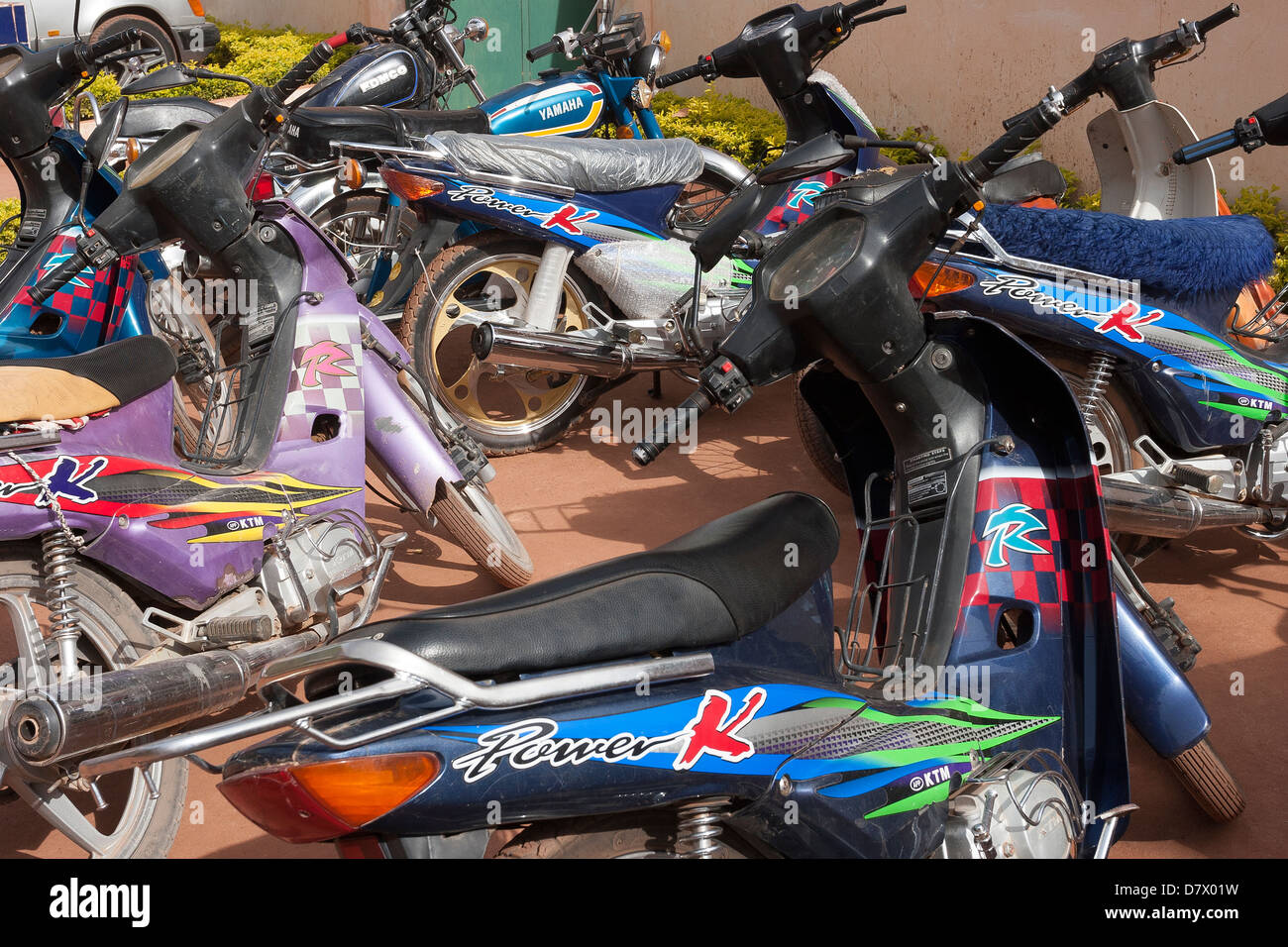 Nahaufnahme von Motorrädern, einem traditionellen malischen Transportmittel Stadt, eng zusammen in Straße, Mopti, Mali geparkt Stockfoto