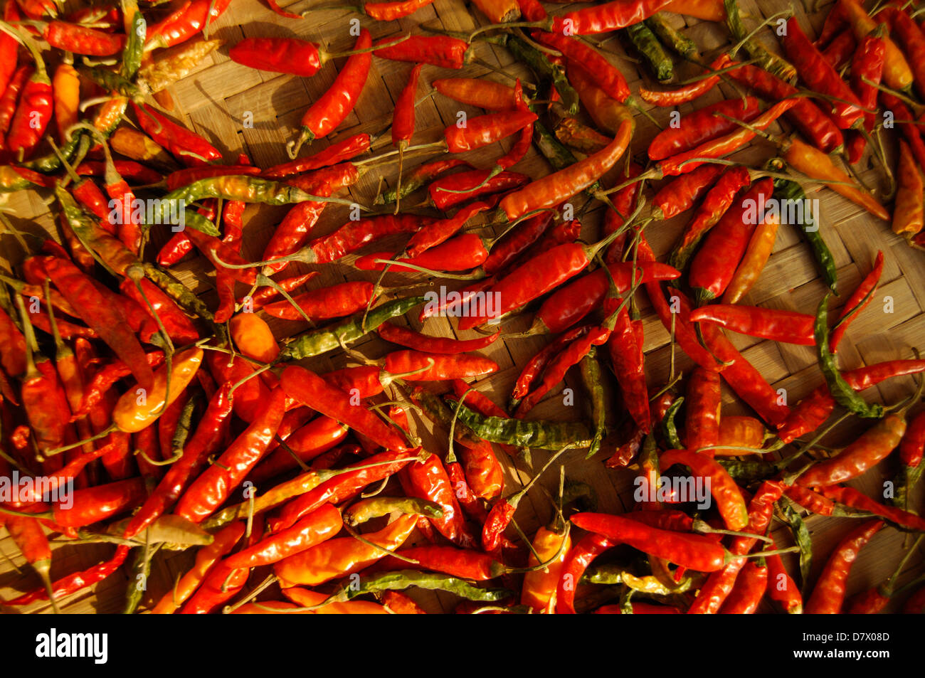 rote Chilis in einem offenen Marktplatz sind spicey Stockfoto