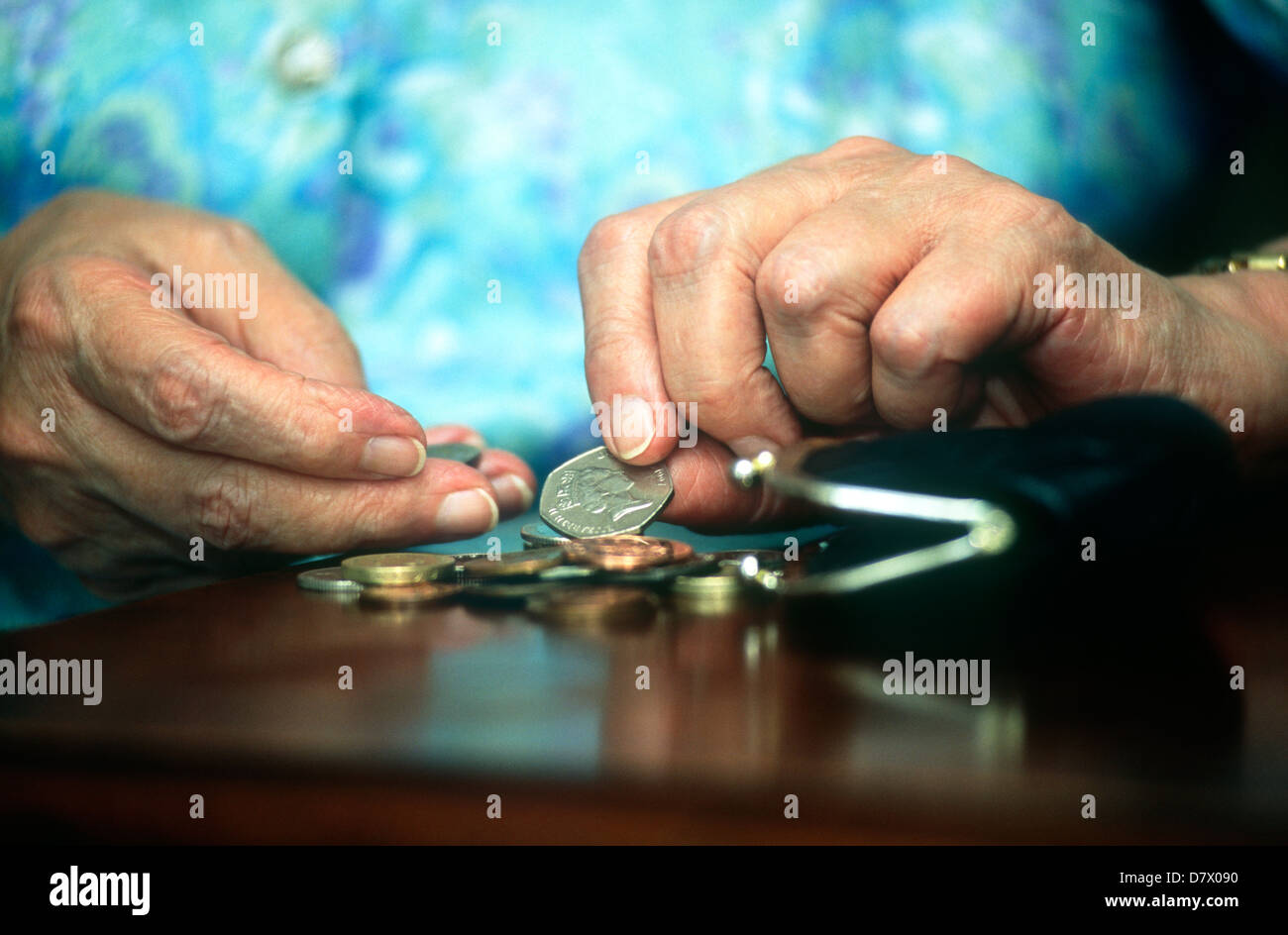 Ältere Frau ihre Geldzählen, London, UK. Freigegeben Modellbild (MR). Stockfoto