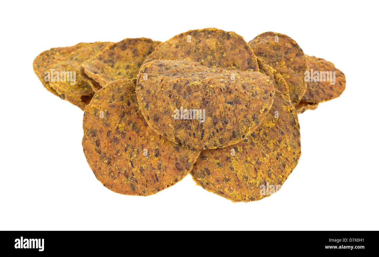 Eine Gruppe von Bohnen-Tortilla-Chips auf einem weißen Hintergrund. Stockfoto