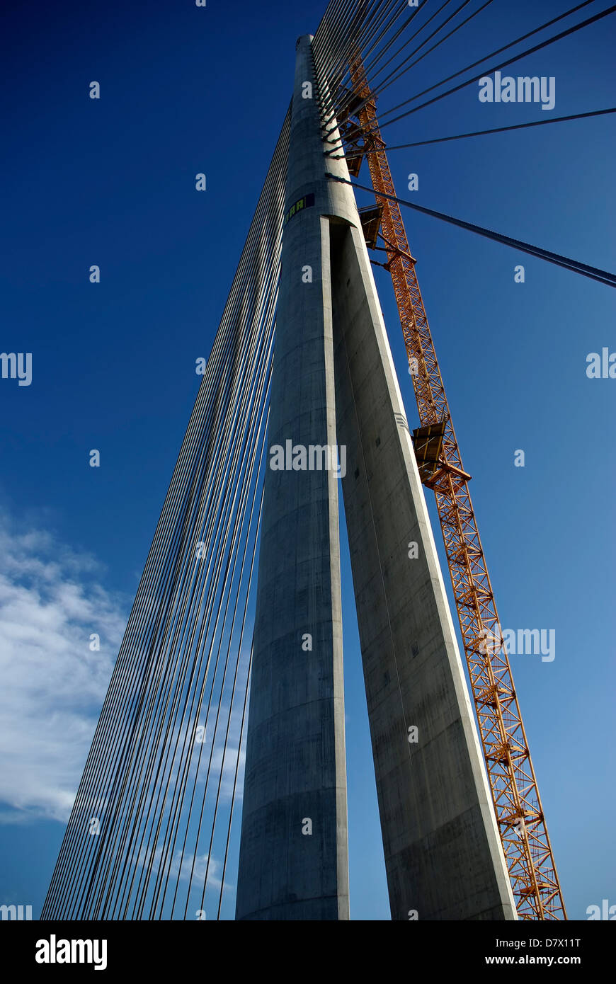 Kran und Pol der neuen Brücke über den Fluss Sava in Balgrade, Serbien. Stockfoto