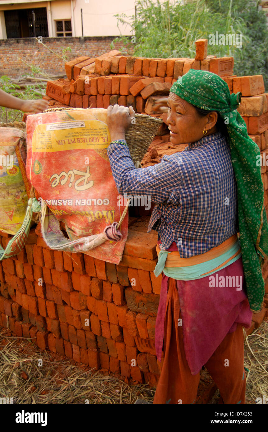 Eine Frau arbeiten, tragen Ziegel in Kathmandu-nepal Stockfoto