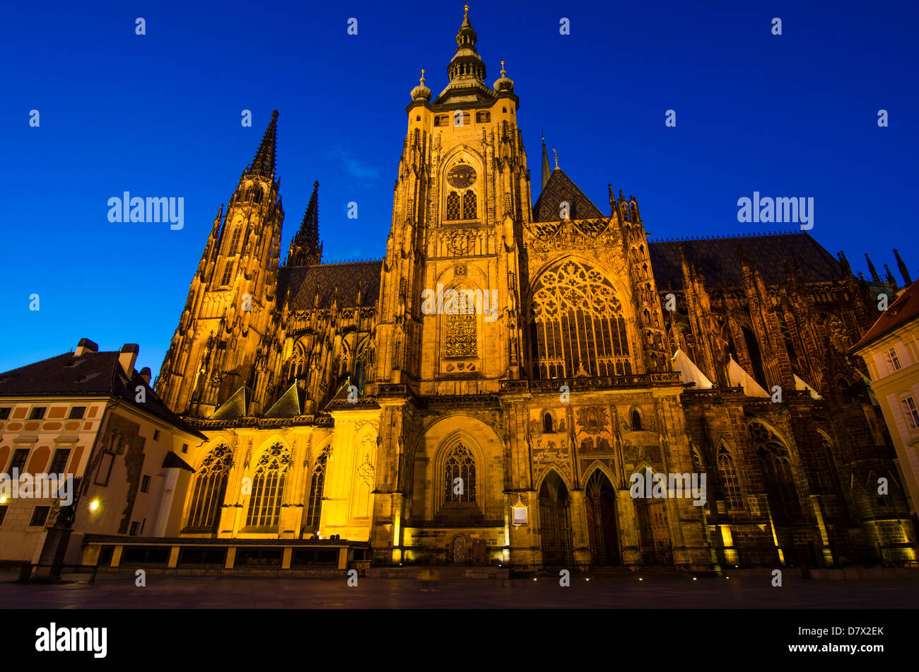 St. Vitus Cathedral im Inneren der Burg Innenhöfe, Wahrzeichen von Prag - auf Befehl von Johann von Luxemburg nach 1344 erbaut. Stockfoto