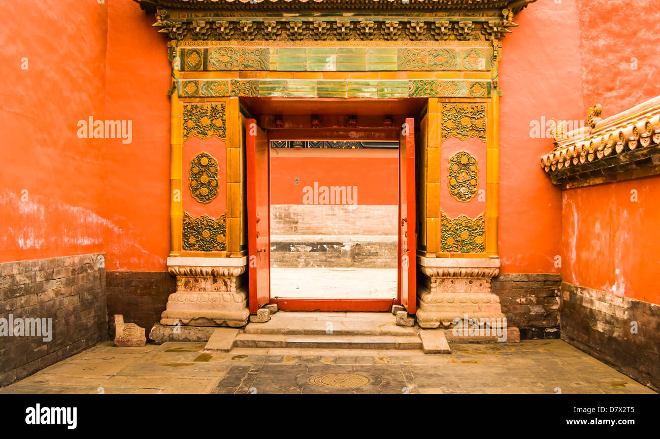 Das Gateway und die Tür, in Rot und Orange Zimmer: Imperial Palace, Peking, China Stockfoto
