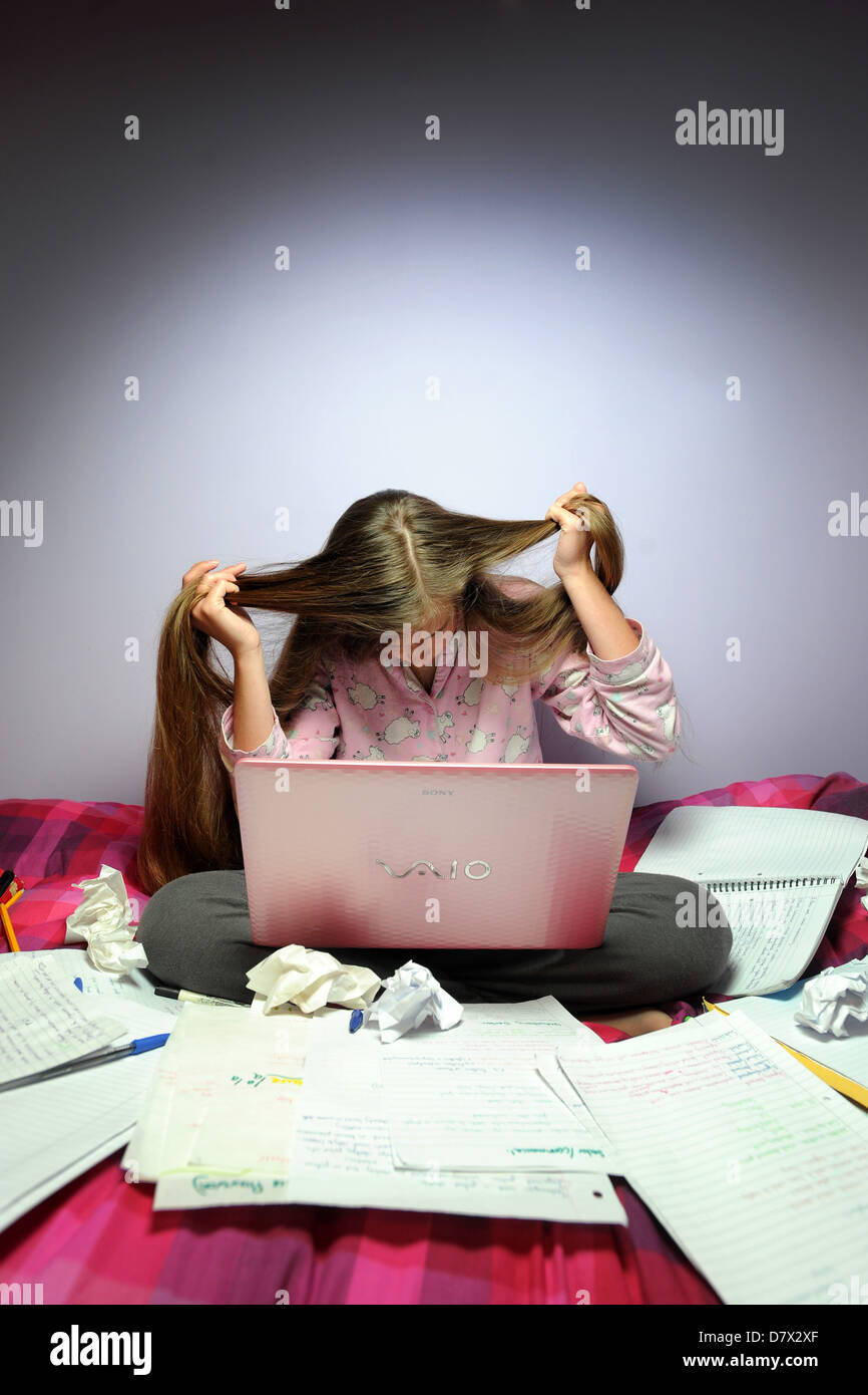 Gestresste Teenager Überarbeitung für ihr Examen. Stockfoto