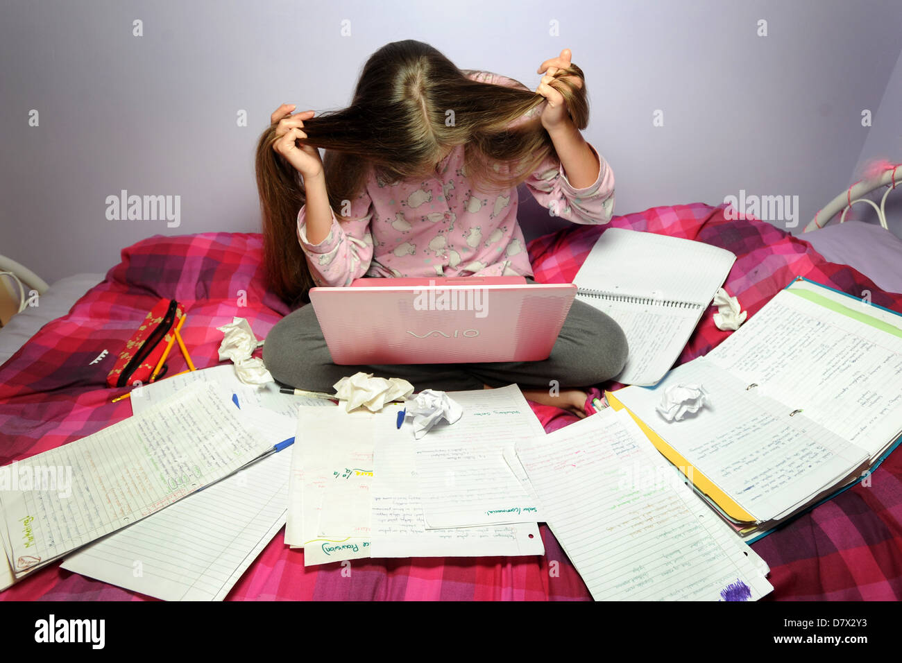Gestresste Teenager Überarbeitung für ihr Examen. Stockfoto