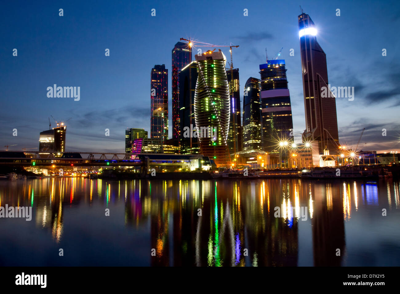 Nachtansicht der Wolkenkratzer des Geschäftszentrums Moskau Stockfoto