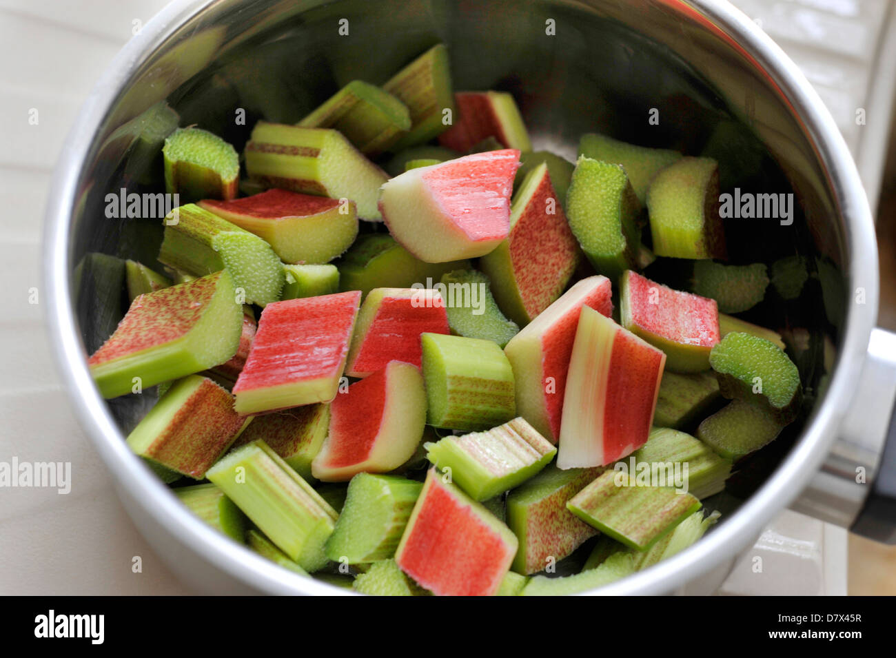 Neue Saison Rhabarber in einen Topf geben und fertig kochen. Stockfoto