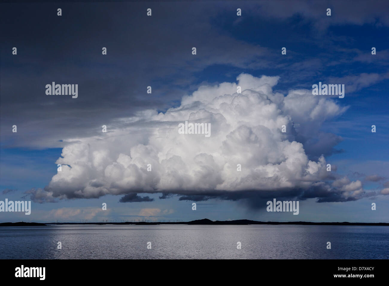 Cloud-über Windparks an der Küste in Norwegen Stockfoto
