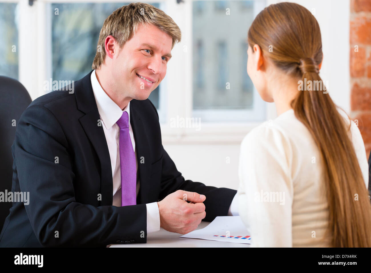 Junger Anwalt, Versicherungsvertreter oder Anwalt arbeitet in seinem Büro und hat eine Konsultation mit einer Kundin oder einem Kunden Stockfoto