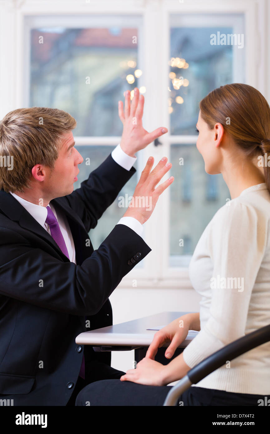 Junger Anwalt, Versicherungsvertreter oder Anwalt arbeitet in seinem Büro und hat eine Konsultation mit einer Kundin oder einem Kunden Stockfoto