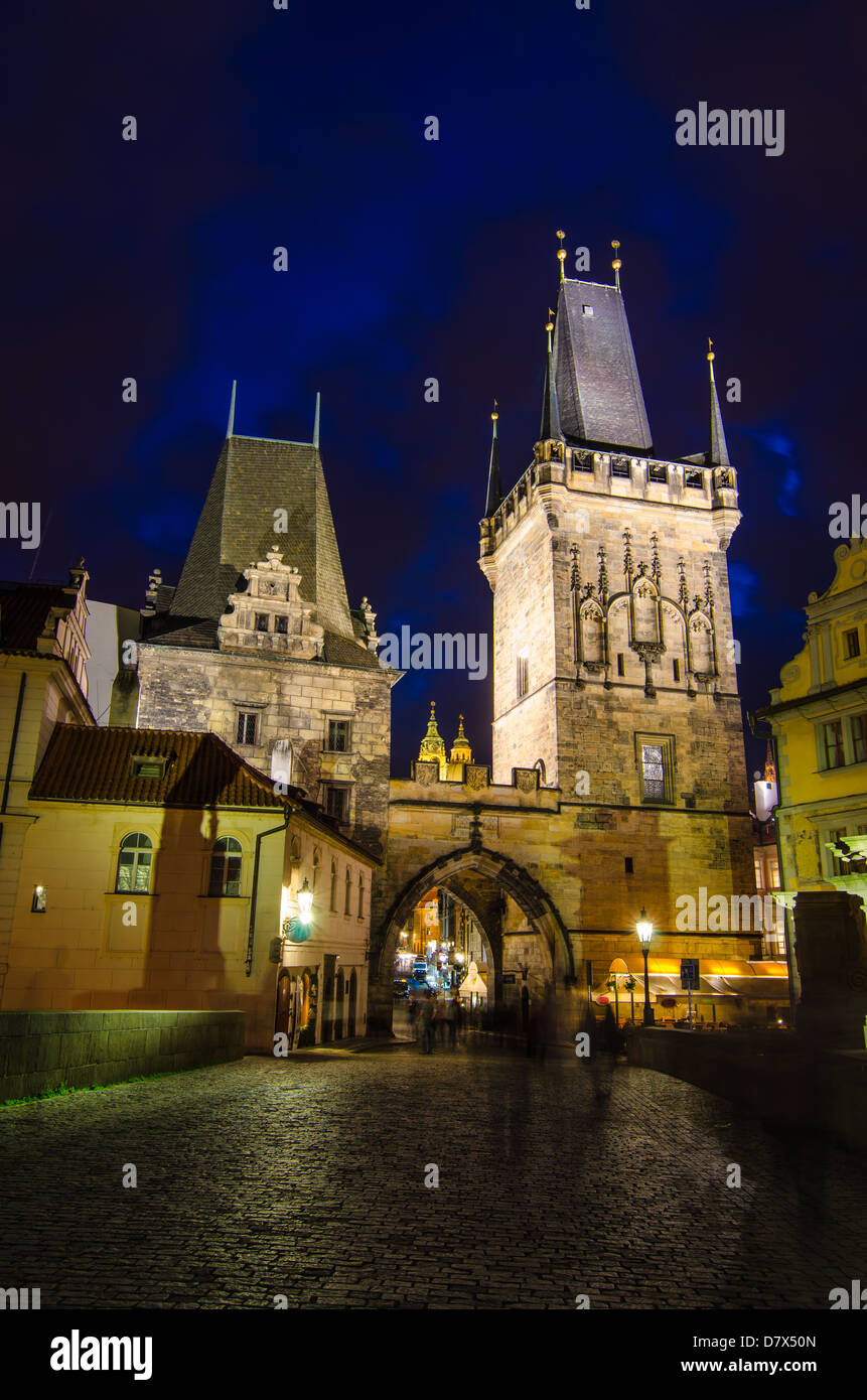 Der Turm am Ende der Karlsbrücke und Judith Turm, (eines der Symbole von Prag) Stockfoto