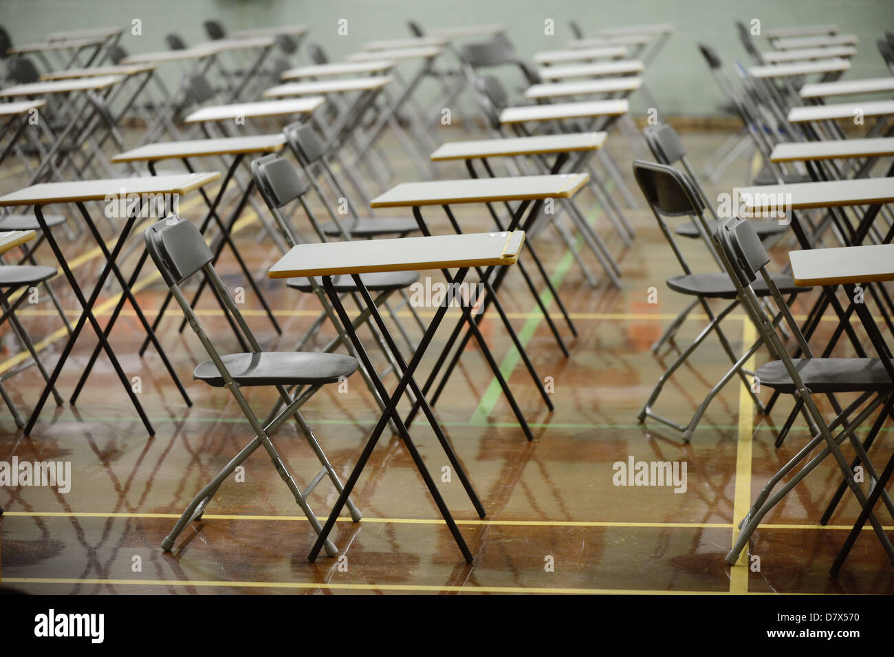 Schreibtische in einer Aula in Vorbereitung auf die Prüfung leere Tabellen aufgeführten Stockfoto