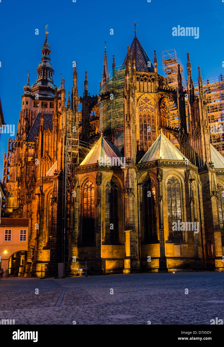 St. Vitus Cathedral im Inneren der Burg Innenhöfe, Wahrzeichen von Prag - auf Befehl von Johann von Luxemburg nach 1344 erbaut. Stockfoto