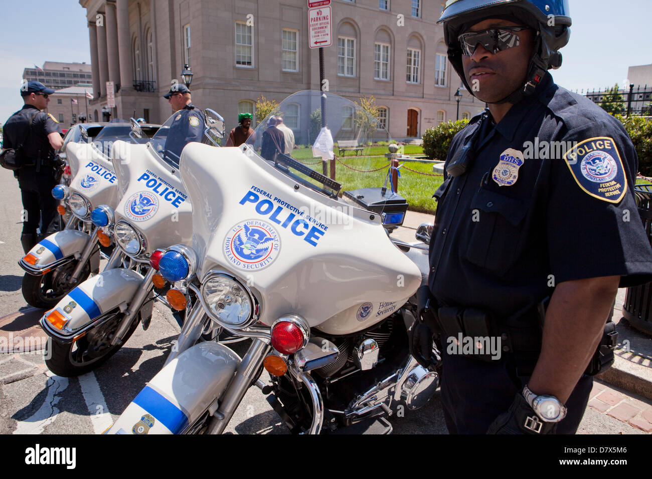 US Abteilung der Homeland Security Federal schützende Service Polizist stand neben Service Motorrad - Washington, DC USA Stockfoto