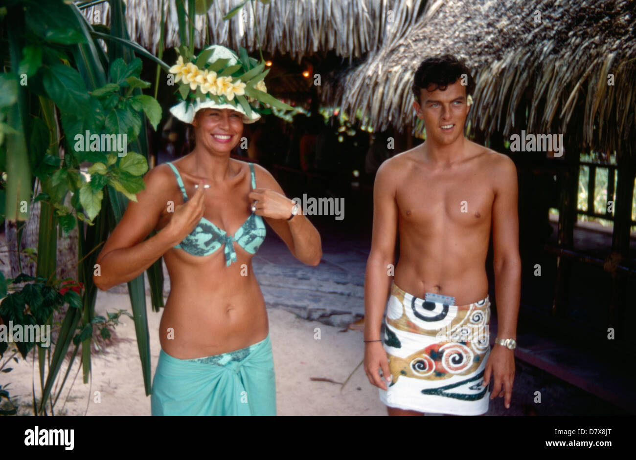 Junges Paar auf Urlaub in South Pacific Resort von Club Med, Tahiti, Französisch-Polynesien Stockfoto
