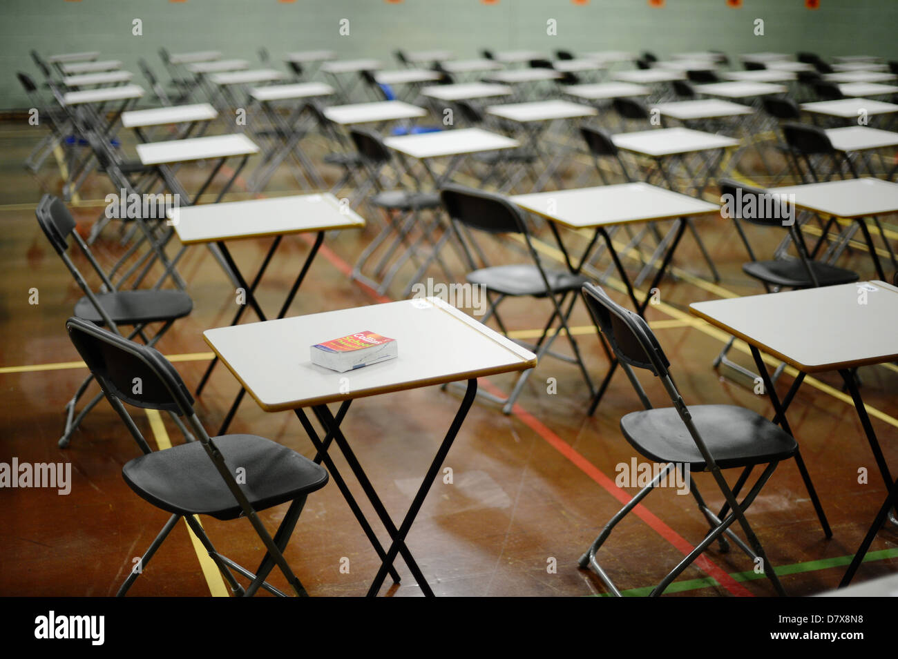 Schreibtische in einer Aula in Vorbereitung auf die Prüfung leere Tabellen aufgeführten Stockfoto