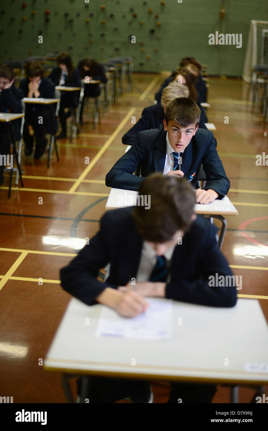 Schüler saßen in einer Halle in Prüfungsbedingungen GCSE Stockfoto