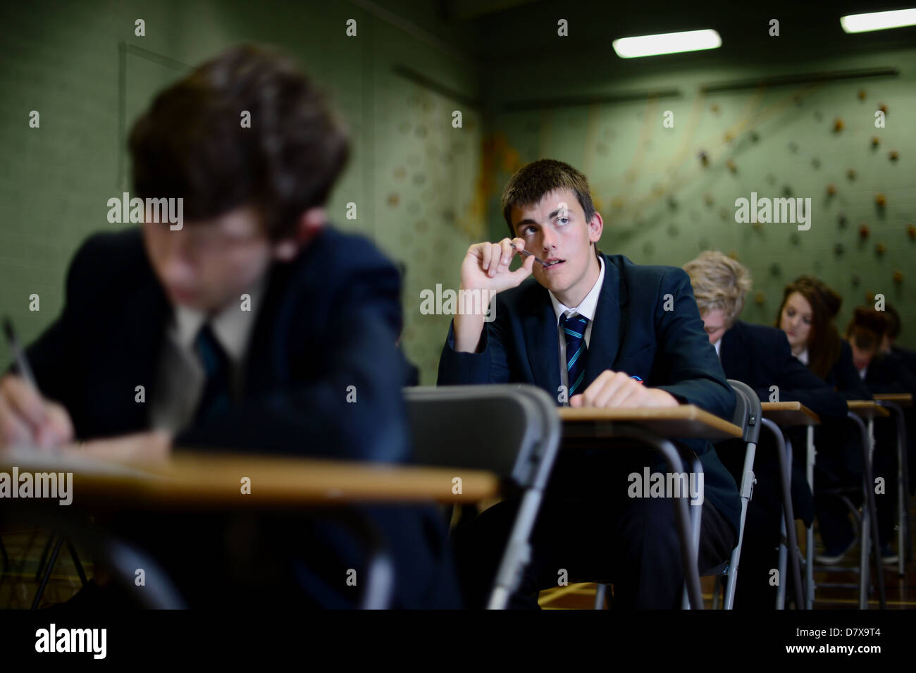 Schüler saßen in einer Halle in Prüfungsbedingungen GCSE Stockfoto