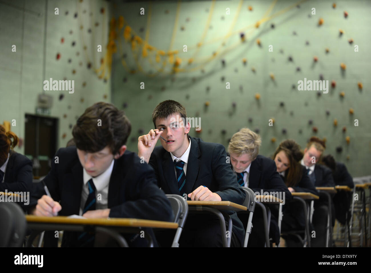 Schüler saßen in einer Halle in Prüfungsbedingungen GCSE Stockfoto