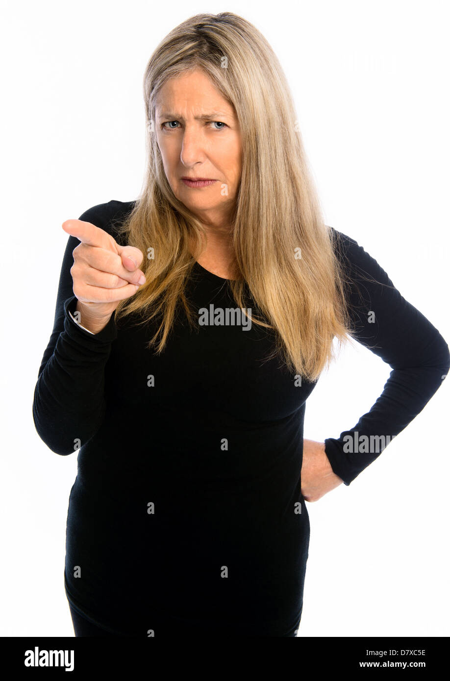Ältere Frau erhobenen Finger vor weißem Hintergrund Stockfoto