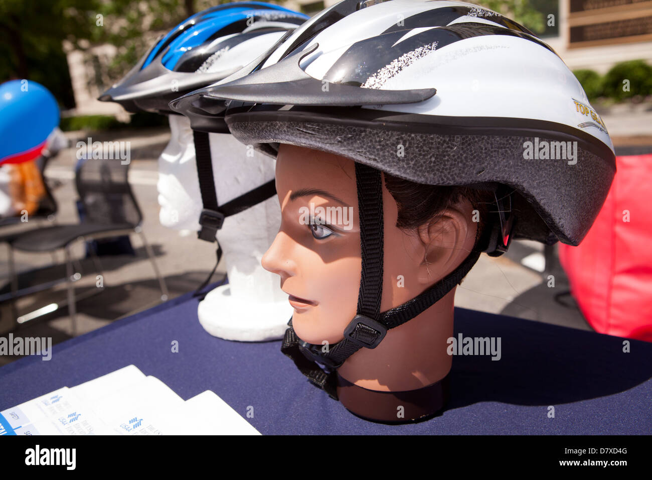 Fahrradhelme auf Dummy-Kopf Stockfoto